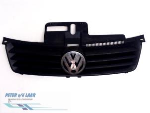 Używane Grill Volkswagen Polo IV (9N1/2/3) 1.2 12V Cena € 20,00 Procedura marży oferowane przez Autodemontage van de Laar