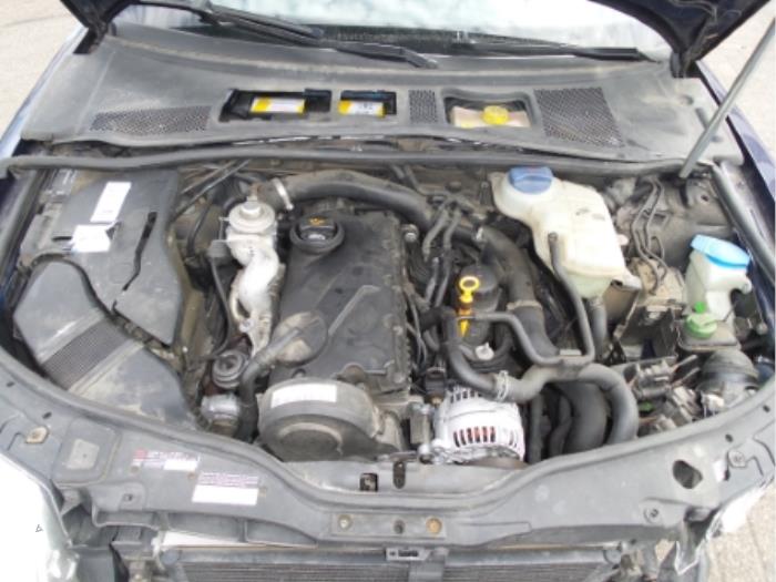 Motor de un Volkswagen Passat Variant (3B6) 1.9 TDI 100 2002