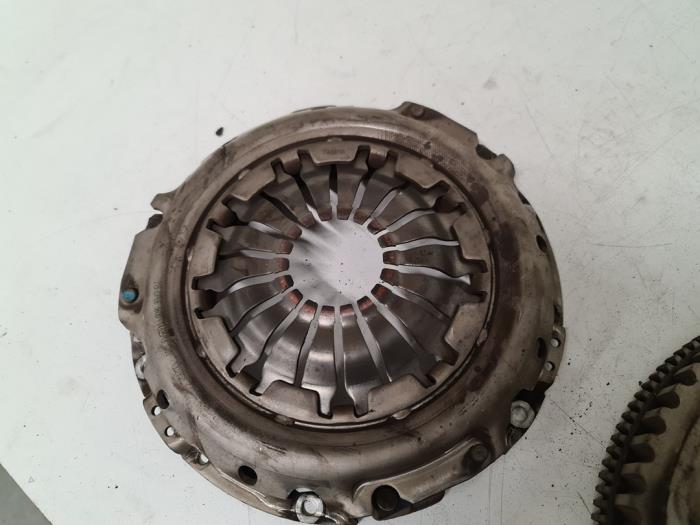 Flywheel from a Renault Clio IV (5R) 0.9 Energy TCE 90 12V 2012