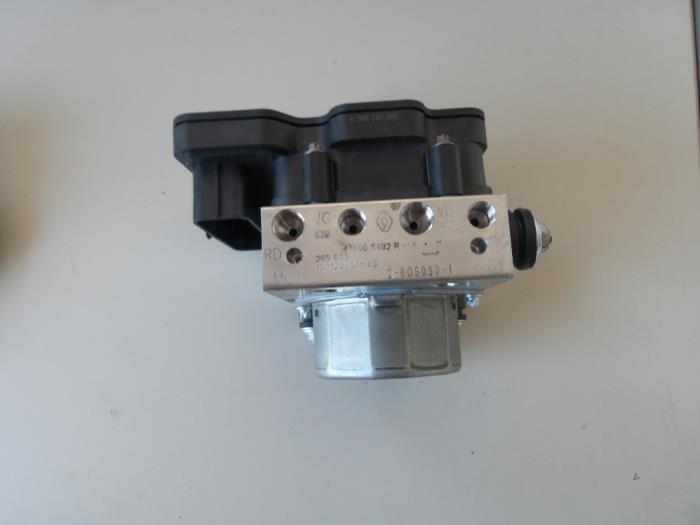 ABS pump from a Renault Captur (2R) 1.5 Energy dCi 90 FAP 2015