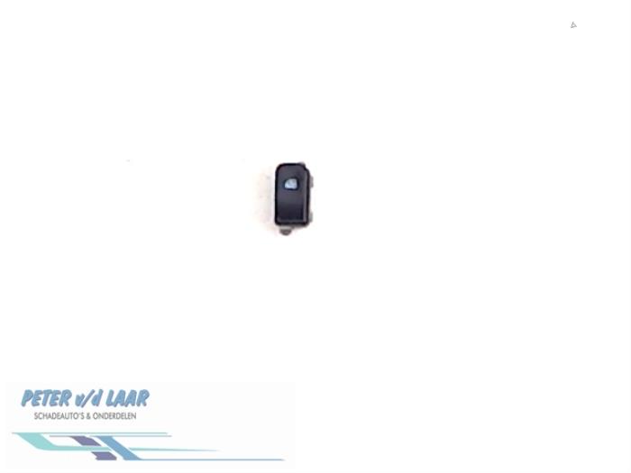 Usados Interruptor de ventanilla eléctrica Renault Twingo II (CN) 1.5 dCi 75 FAP Precio € 15,00 Norma de margen ofrecido por Autodemontage van de Laar
