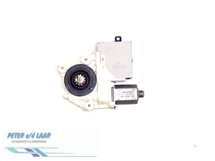 Door window motor from a Ford Focus 2 Wagon 1.6 16V 2009