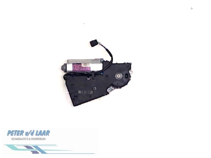 Sunroof motor from a Volkswagen Polo IV (9N1/2/3) 1.2 2002