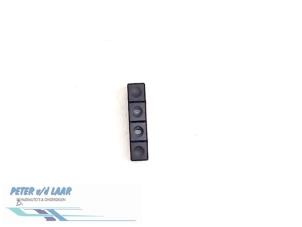 Usados Interruptor de calefactor luneta Ford Fiesta 5 (JD/JH) 1.4 TDCi Precio € 25,00 Norma de margen ofrecido por Autodemontage van de Laar