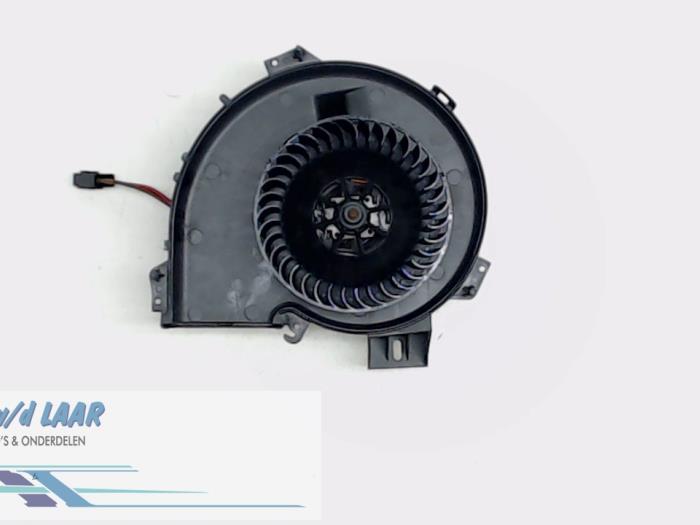 Heating and ventilation fan motor from a Opel Corsa C (F08/68) 1.2 16V 2003