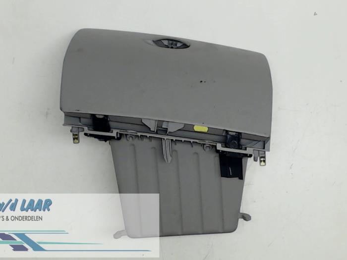 Begagnade Handskfack Renault Modus/Grand Modus (JP) 1.2 16V Pris € 20,00 Marginaltabell erbjuds av Autodemontage van de Laar