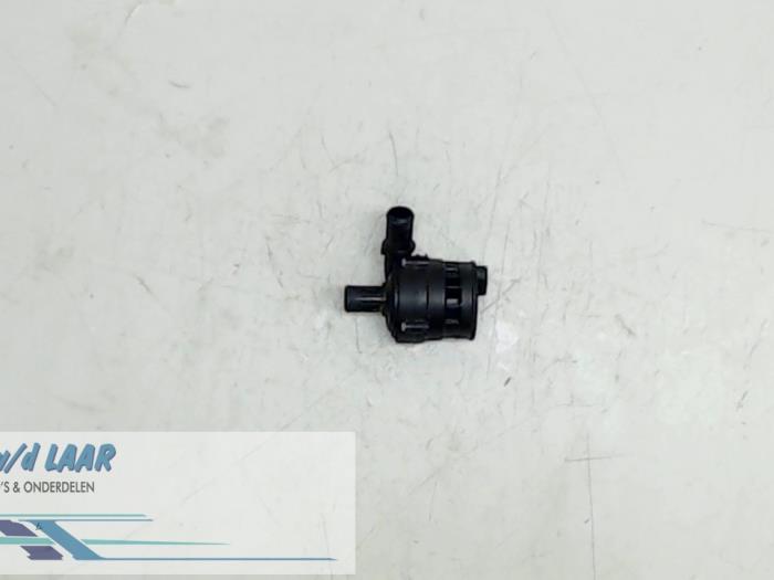 Usagé Pompe à eau Renault Master III (EV/HV/UV/VA/VB/VD/VF/VG/VJ) 2.3 dCi 150 16V FWD Prix € 40,00 Règlement à la marge proposé par Autodemontage van de Laar
