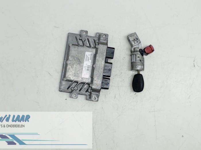 Used Engine management computer Renault Clio III (BR/CR) 1.2 16V 75 Price € 200,00 Margin scheme offered by Autodemontage van de Laar
