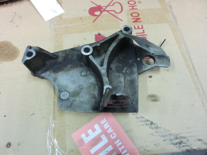 Used Engine mount Renault Clio III (BR/CR) 1.5 dCi 105 Price € 25,00 Margin scheme offered by Autodemontage van de Laar