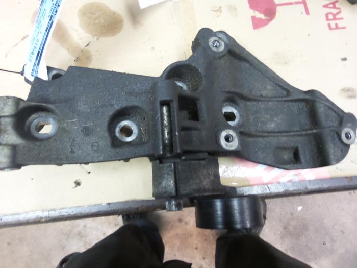 Used Engine mount Renault Clio III (BR/CR) 1.5 dCi 105 Price € 40,00 Margin scheme offered by Autodemontage van de Laar