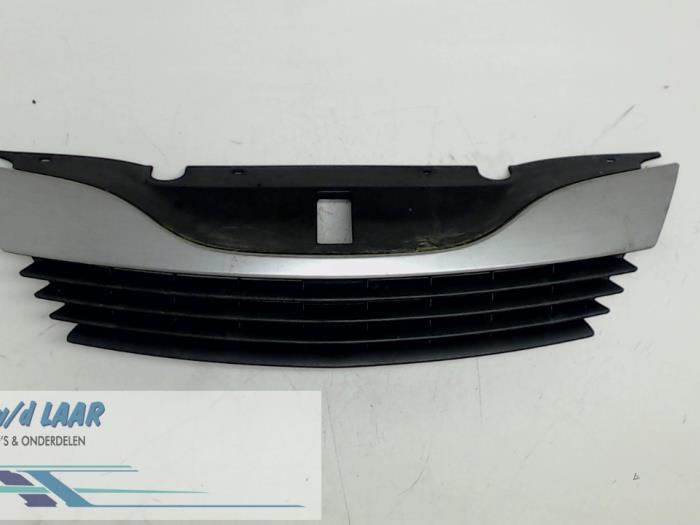 Używane Grill Renault Laguna II (BG) 1.9 dCi 100 Cena € 35,00 Procedura marży oferowane przez Autodemontage van de Laar