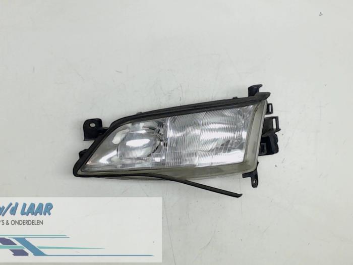 Headlight, left from a Opel Vectra B Caravan (31)  1998