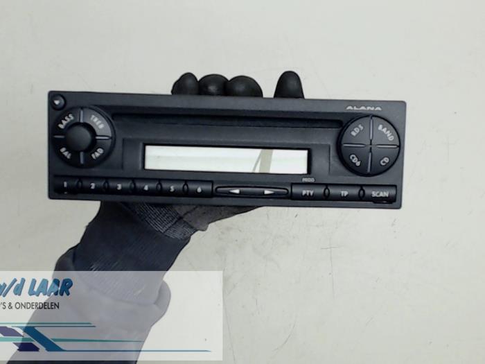Radio from a Seat Ibiza III (6L1) 1.4 16V 75 2004