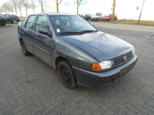 Used Front wing, right Volkswagen Polo III Classic (6KV2) 1.6i 100 Price € 35,00 Margin scheme offered by Autodemontage van de Laar