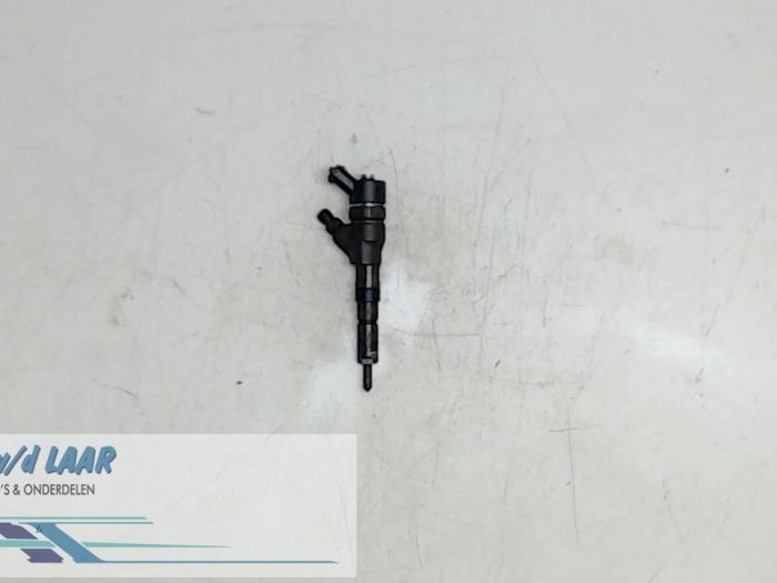 Injector (diesel) from a Opel Vectra C 1.9 CDTI 120 2005