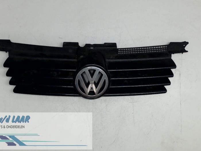 Używane Grill Volkswagen Bora (1J2) 1.9 TDI 115 Cena € 40,00 Procedura marży oferowane przez Autodemontage van de Laar