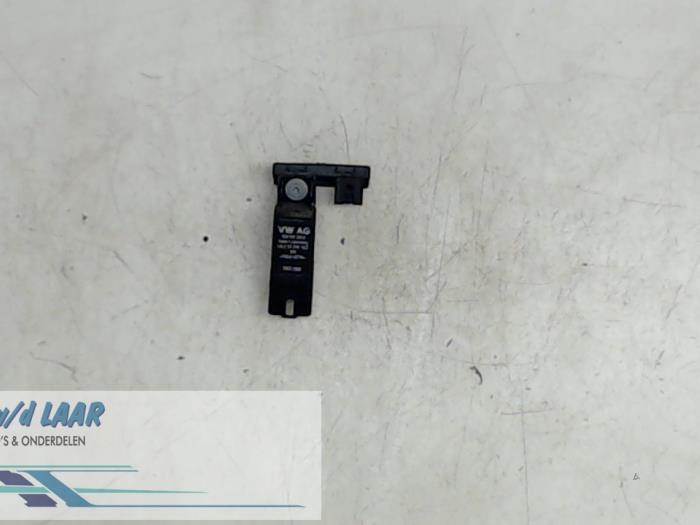 Glow plug relay Volkswagen Touran 2.0 TDI DPF 038907281D