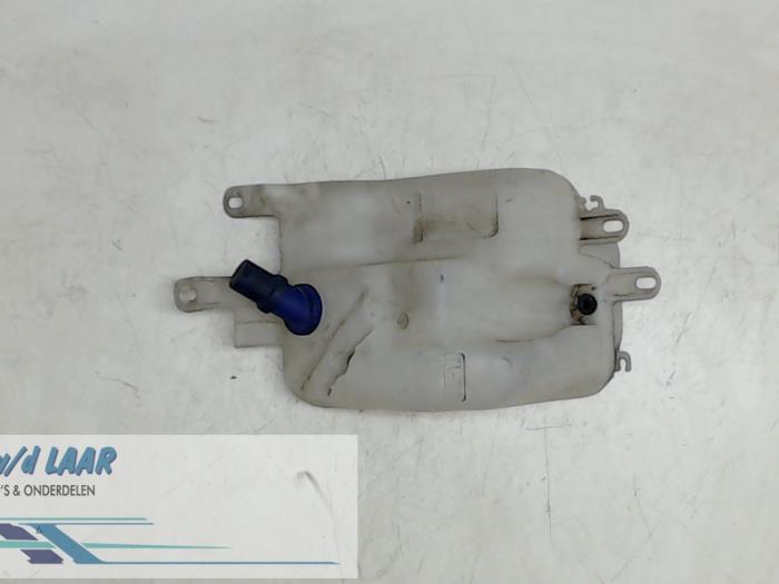 Front windscreen washer reservoir from a Alfa Romeo 147 (937) 1.6 HP Twin Spark 16V 2000