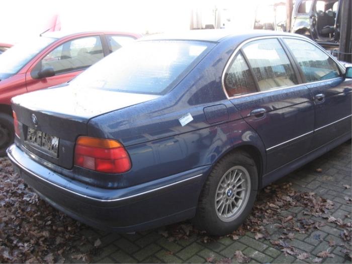 Federschraube vorne van een BMW 5 serie (E39) 535i 32V 1998