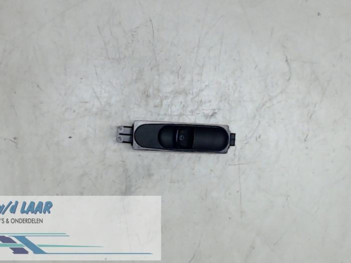 Usados Interruptor de ventanilla eléctrica Mercedes Vito (639.7) 2.2 109 CDI 16V Precio € 50,00 Norma de margen ofrecido por Autodemontage van de Laar