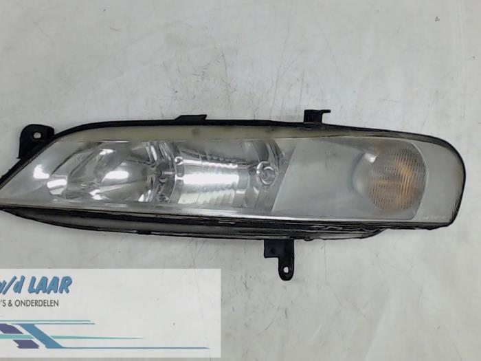 Headlight, right from a Opel Vectra B Caravan (31) 2.0 16V 1999