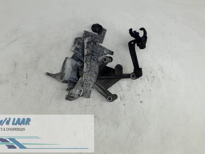 Used Engine mount Renault Clio II Societe (SB) 1.5 dCi 80 Price € 40,00 Margin scheme offered by Autodemontage van de Laar