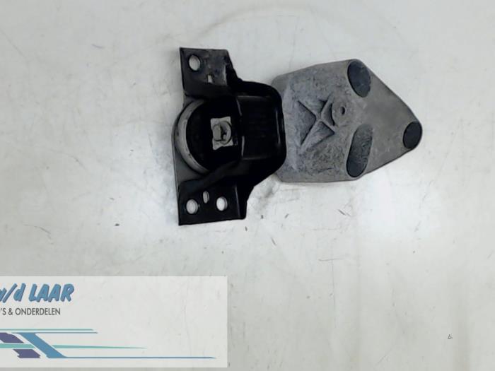 Used Engine mount Renault Clio III (BR/CR) 1.5 dCi FAP Price € 40,00 Margin scheme offered by Autodemontage van de Laar