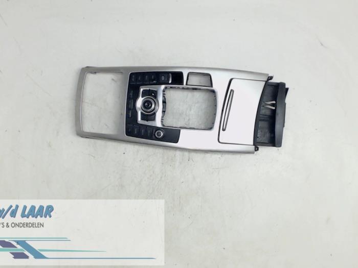 Radio control panel from a Audi A6 Avant Quattro (C6) 3.0 TDI V6 24V 2009