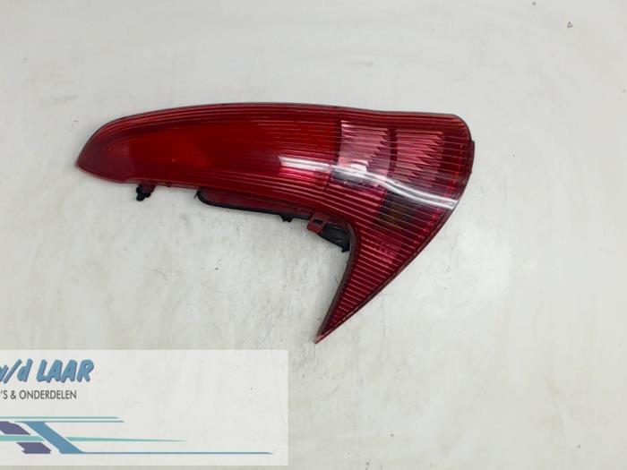 Taillight, left from a Peugeot 206 SW (2E/K) 1.4 2004