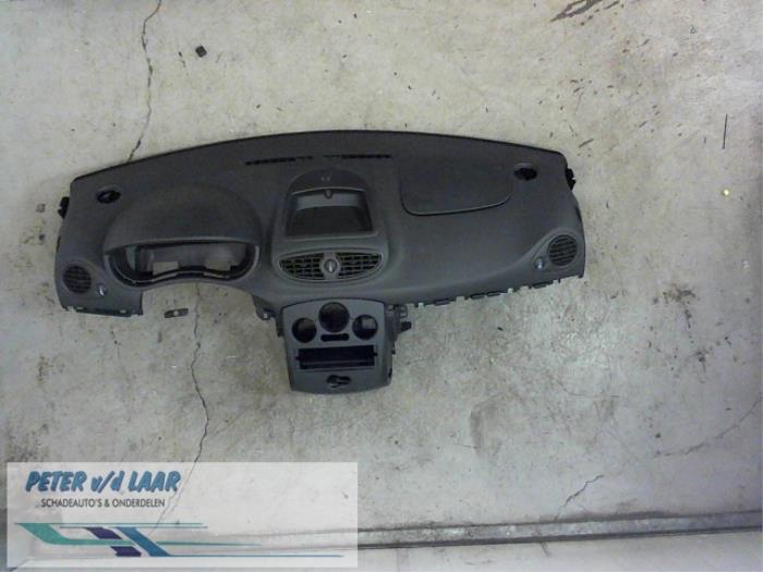 Begagnade Instrumentbräda Renault Clio III (BR/CR) 1.2 16V 75 Pris € 200,00 Marginaltabell erbjuds av Autodemontage van de Laar