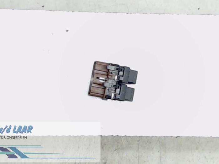 Usados Interruptor de ventanilla eléctrica Renault Laguna II Grandtour (KG) 2.0 16V Precio € 15,00 Norma de margen ofrecido por Autodemontage van de Laar