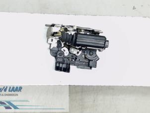 Usagé Serrure portière mécanique 4portes avant droite Dacia Sandero I (BS) 1.4 Prix € 40,00 Règlement à la marge proposé par Autodemontage van de Laar