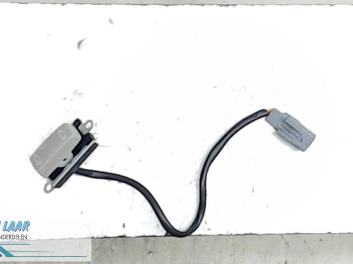 Używane Przelacznik szyberdachu Renault Twingo III (AH) 0.9 Energy TCE 90 12V Cena € 25,00 Procedura marży oferowane przez Autodemontage van de Laar