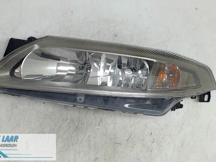 Używane Reflektor lewy Renault Laguna II Grandtour (KG) 1.8 16V Cena € 120,00 Procedura marży oferowane przez Autodemontage van de Laar