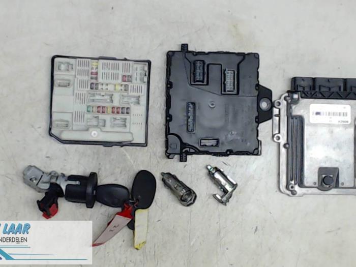 Used Engine management computer Renault Master III (FV) 2.3 dCi 150 16V FWD Price € 500,00 Margin scheme offered by Autodemontage van de Laar