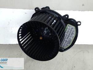 Usados Motor de ventilador de calefactor Renault Megane IV (RFBB) 1.5 Energy dCi 110 Precio € 100,00 Norma de margen ofrecido por Autodemontage van de Laar