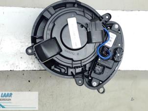 Usados Motor de ventilador de calefactor Renault Megane IV (RFBB) 1.6 GT Energy TCe 205 EDC Precio € 100,00 Norma de margen ofrecido por Autodemontage van de Laar
