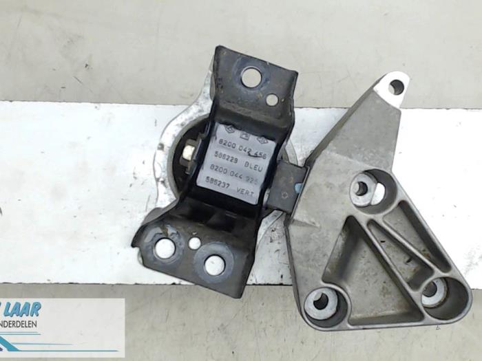 Used Engine mount Renault Megane II (BM/CM) 1.5 dCi 80 Price € 50,00 Margin scheme offered by Autodemontage van de Laar