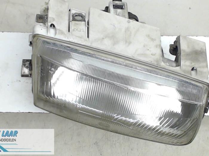 Headlight, right from a Volkswagen Polo III (6N1) 1.4i 60 1997