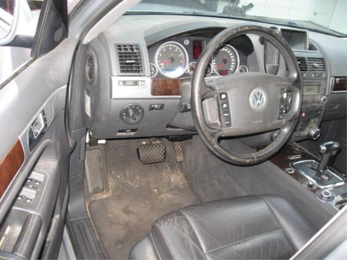Charnière capot d'un Volkswagen Touareg (7LA/7L6) 3.2 V6 24V 2003
