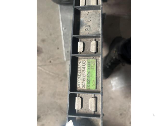 Kühler van een Mercedes-Benz E (W210) 2.2 E-220D 16V 1996