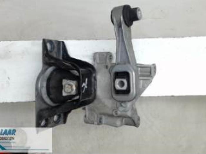 Used Engine mount Renault Clio III (BR/CR) 2.0 16V Price € 50,00 Margin scheme offered by Autodemontage van de Laar