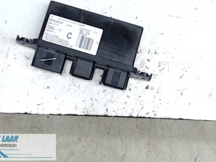 Begagnade Modul (diverse) Renault Clio III (BR/CR) 2.0 16V Pris € 35,00 Marginaltabell erbjuds av Autodemontage van de Laar
