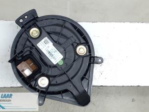 Usados Motor de ventilador de calefactor Audi A4 Cabrio (B7) 2.4 V6 30V Precio € 70,00 Norma de margen ofrecido por Autodemontage van de Laar