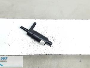 Usados Bomba de limpiaparabrisas delante Volkswagen Golf V (1K1) 1.9 TDI Precio € 20,00 Norma de margen ofrecido por Autodemontage van de Laar