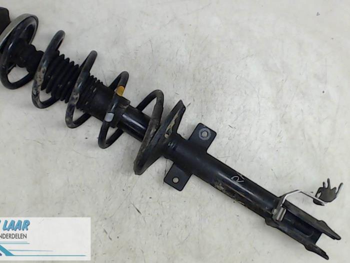 Rear shock absorber rod, right from a Dacia Duster (HS) 1.5 dCi 4x4 2010