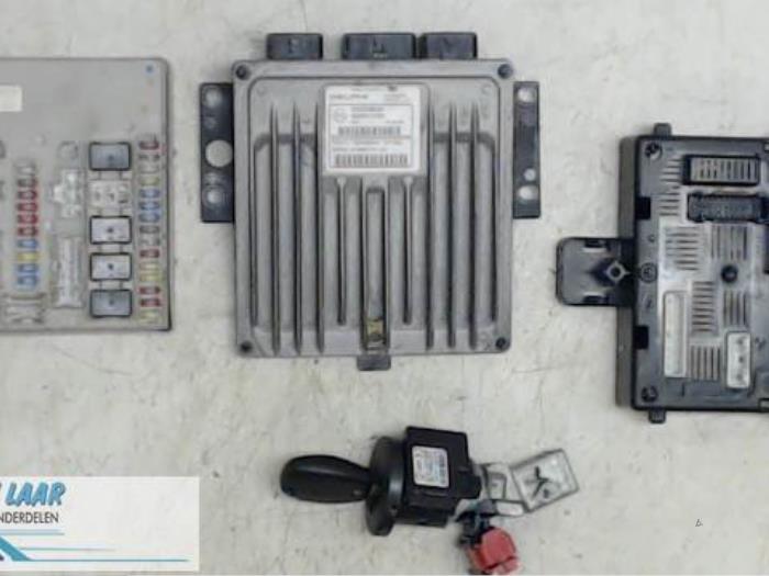 Used Engine management computer Renault Clio III (BR/CR) 1.5 dCi 70 Price € 200,00 Margin scheme offered by Autodemontage van de Laar