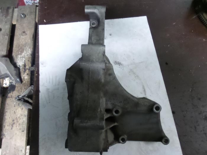 Usagé Support dynamo haut Volkswagen LT II 28/31/35 2.5 Sdi Prix € 40,00 Règlement à la marge proposé par Autodemontage van de Laar