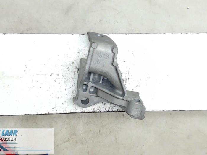 Used Engine mount Renault Megane IV (RFBB) Price € 25,00 Margin scheme offered by Autodemontage van de Laar