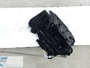 Gebrauchte Türschlossmechanik 4-türig rechts vorne Seat Ibiza ST (6J8) 1.2 TDI Ecomotive Preis € 50,00 Margenregelung angeboten von Autodemontage van de Laar